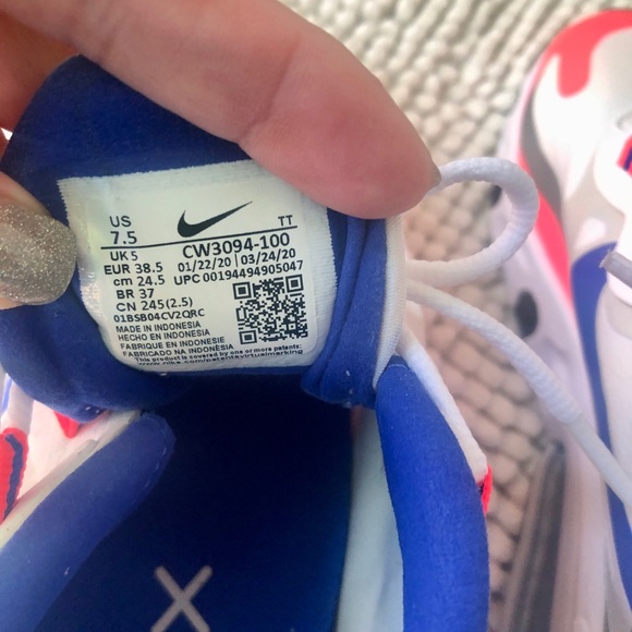 Like New Nike Women’s Air Max 270 - Picture 3 of 8